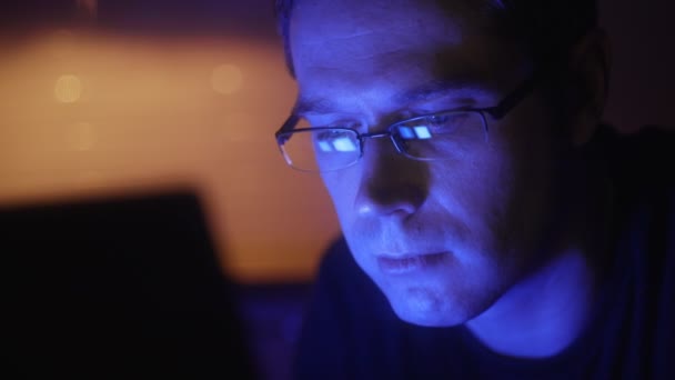 Mannen Glasögon Med Laptop Kvällen Hemma — Stockvideo