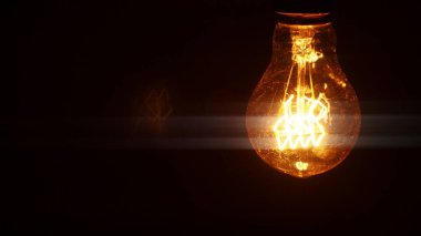 Siyah arkaplanda klasik Edison ampul üretimi.