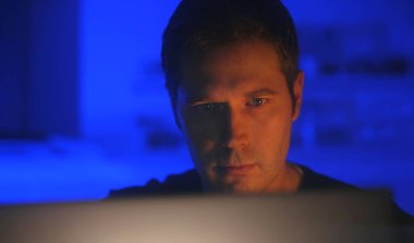 Akşam evde dizüstü bilgisayarlı gözlüklü bir adam var..