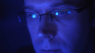 Akşam evde dizüstü bilgisayarlı gözlüklü bir adam var..