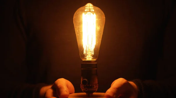 Uomo Mano Una Lampadina Edison — Foto Stock