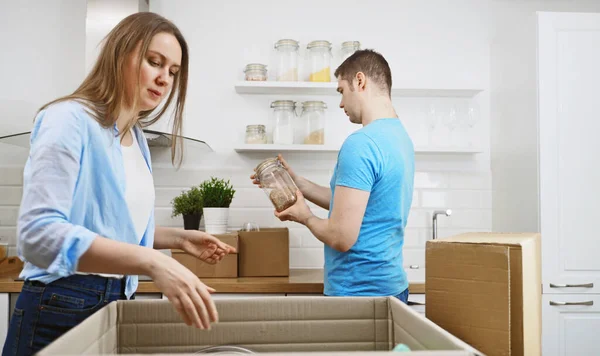 Family Couple Unpacking Boxes Moving New Apartment — Stock Photo, Image