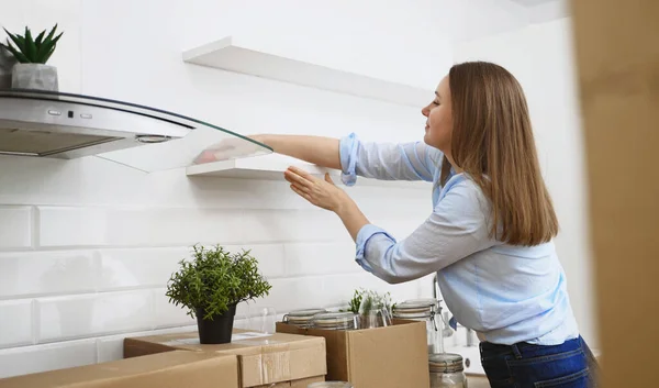 Mujer Limpia Cocina Después Mudarse Nuevo Apartamento —  Fotos de Stock