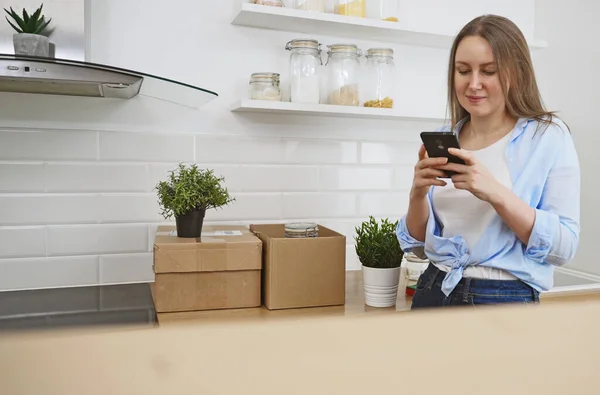 Vrouwen Communiceren Smartphone Het Verhuizen Naar Een Nieuwe Flat — Stockfoto