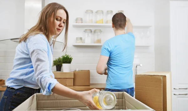 Family Couple Unpacking Boxes Moving New Apartment — Stock Photo, Image