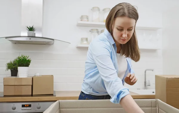 Woman Arranges Kitchen Utensils Moving New Apartment — Stock Photo, Image