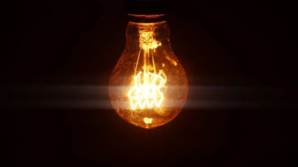 黒の背景にヴィンテージエジソン電球の再生 — ストック写真