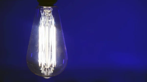 Reproducción Bombillas Vintage Edison Sobre Fondo Azul — Foto de Stock