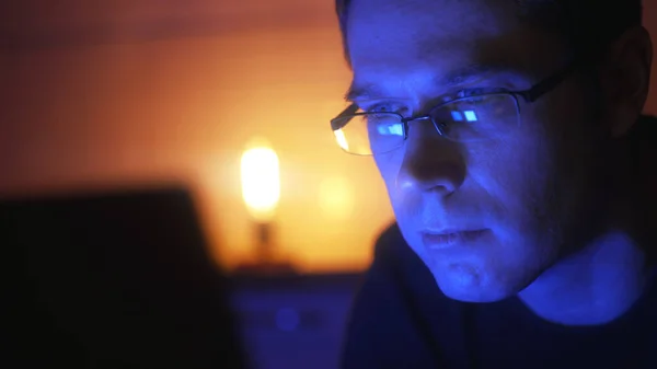 Mannen Glasögon Med Laptop Kvällen Hemma — Stockfoto