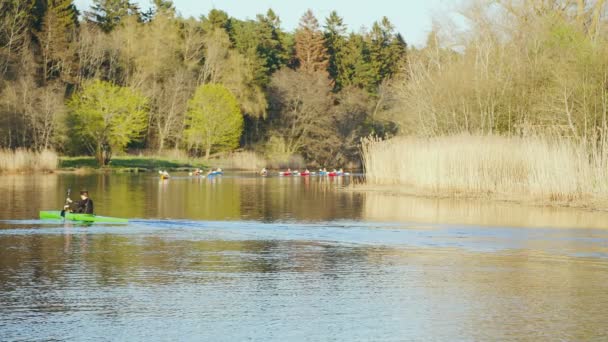 Les Kayakistes Naviguent Kayak Sur Rivière — Video