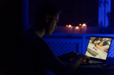 Adam gece geç saatlerde webcam modeliyle sohbet ediyor..