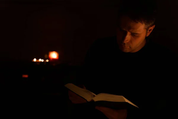 Hombre Guapo Leyendo Libro Por Noche —  Fotos de Stock