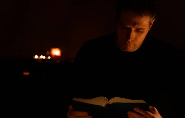 Handsome Man Reading Book Night — Stock Photo, Image