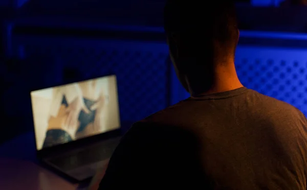 Homem Assistindo Filme Erótico Tarde Noite — Fotografia de Stock