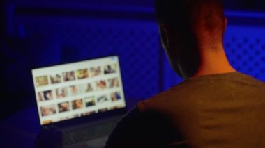 Gecenin geç saatlerinde porno sitesine giren bir adam..