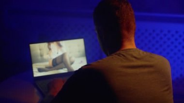 Adam gece geç saatlerde webcam modeliyle sohbet ediyor..