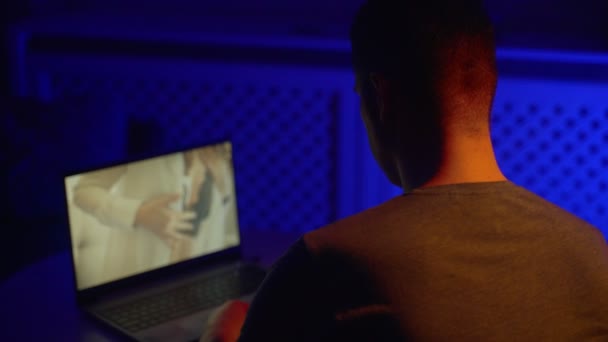 Uomo Guardando Film Erotico Tarda Notte — Video Stock