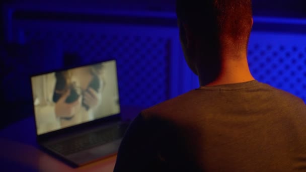 Homem Assistindo Filme Erótico Tarde Noite — Vídeo de Stock