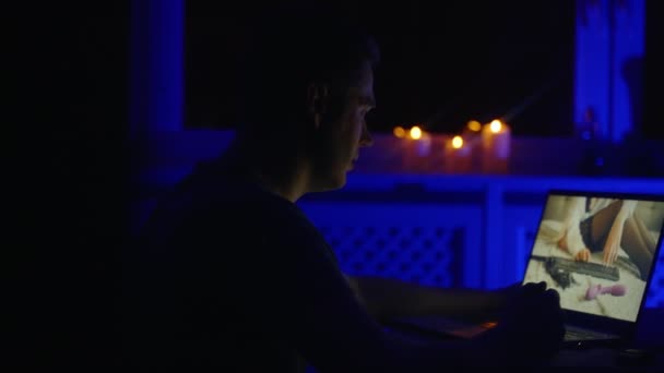Mężczyzna Rozmawia Modelką Kamery Późno Nocy — Wideo stockowe