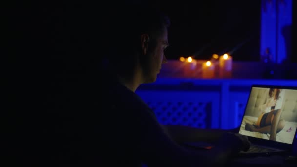 Мужчина Болтает Моделью Веб Камеры Поздно Ночью — стоковое видео