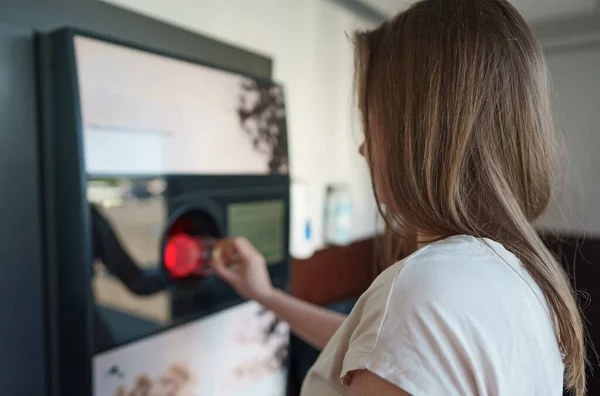 Kadın Şişeyi Otomatik Şişe Geri Dönüşüm Makinesine Koyar Geri Dönüşüm — Stok fotoğraf