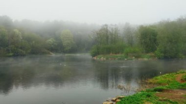 Güzel manzaralı sisli nehir sabah.