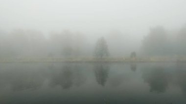 Güzel manzaralı sisli nehir sabah.