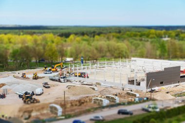 Ağır ekipmanlı inşaat alanı. Eğim değiştirme efekti.