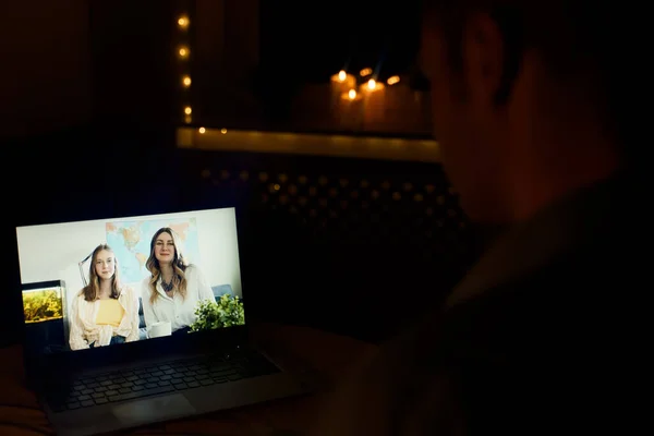 Uomo Che Parla Con Sua Famiglia Videochat Notte Differenze Fuso — Foto Stock