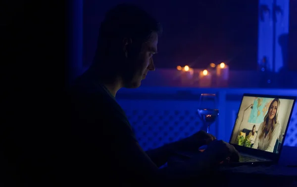 男は夜のビデオチャットで妻と話している タイムゾーン間の時間差 — ストック写真