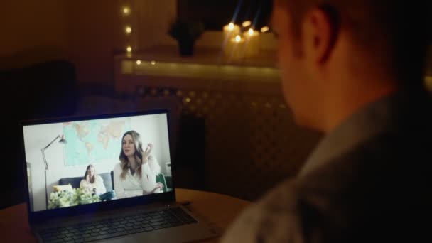 男は夜のビデオチャットで彼の家族と話している タイムゾーン間の時間差 — ストック動画