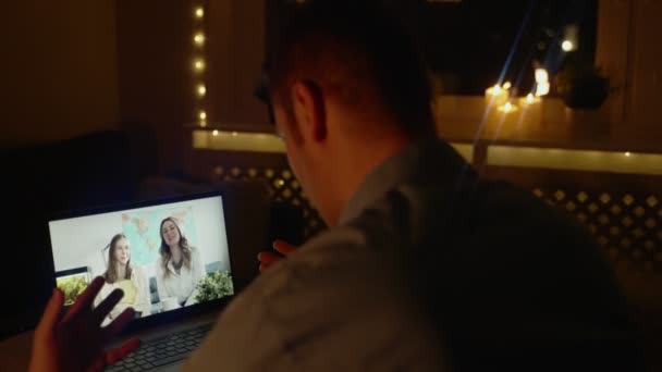 Hombre Hablando Con Familia Chat Vídeo Por Noche Diferencias Horarias — Vídeo de stock