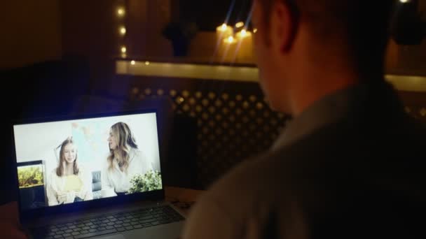 Hombre Hablando Con Familia Chat Vídeo Por Noche Diferencias Horarias — Vídeo de stock