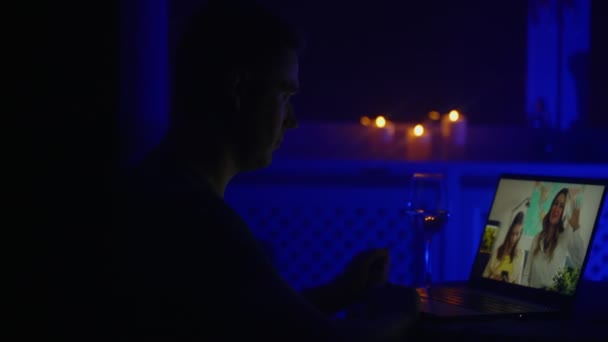 Hombre Hablando Con Familia Chat Vídeo Por Noche Diferencias Horarias — Vídeos de Stock