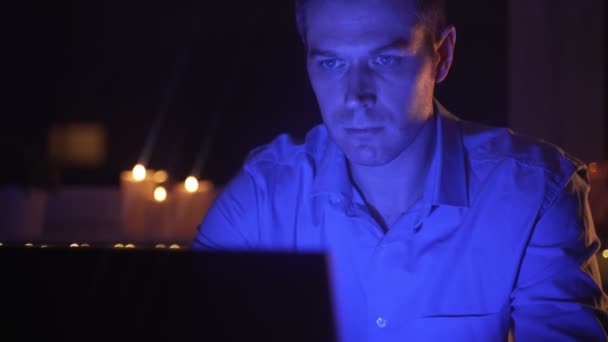 Άνθρωπος Που Εργάζεται Φορητό Υπολογιστή Αργά Βράδυ — Αρχείο Βίντεο