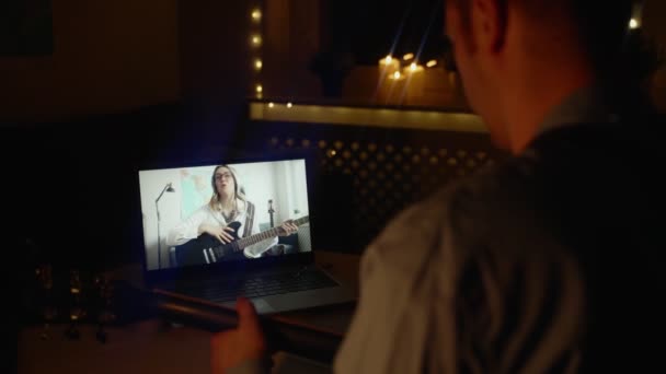 Man Och Kvinna Med Gitarr Videochatt Musiker Samarbetar Online — Stockvideo