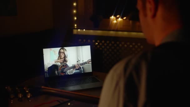 Man Vrouw Met Gitaar Video Chat Muzikanten Werken Online Samen — Stockvideo