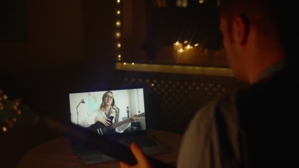 男人和女人在视频聊天吉他 音乐家在网上合作 — 图库视频影像