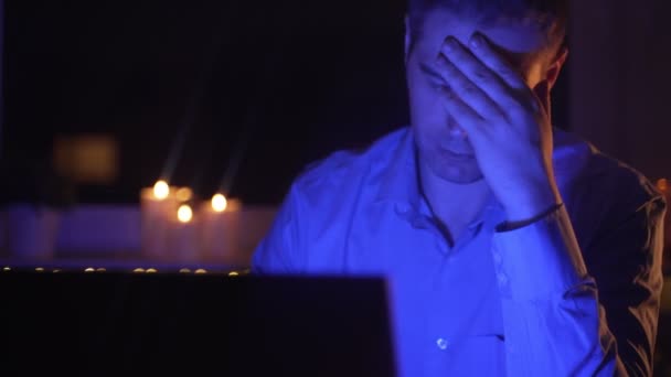 Cansado Hombre Sobrecargado Trabajo Trabajando Portátil Noche — Vídeo de stock