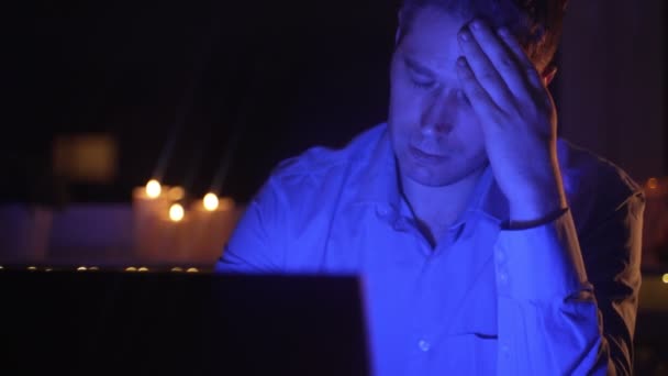 Trött Överarbetad Man Som Arbetar Laptop Kvällen — Stockvideo