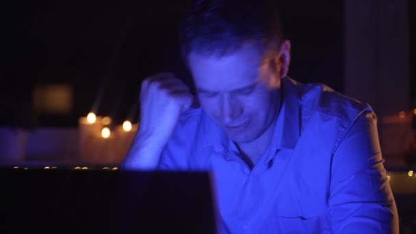 Lelah Bekerja Terlalu Keras Pria Bekerja Pada Laptop Larut Malam — Stok Video