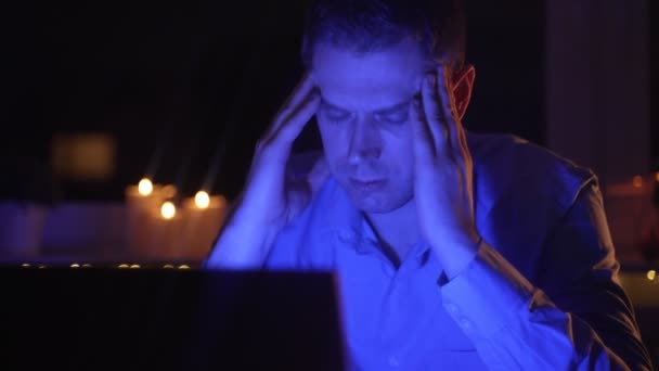 Müder Überarbeiteter Mann Arbeitet Spät Der Nacht Laptop — Stockvideo