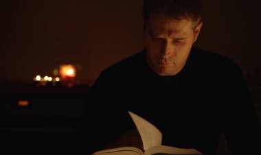 Geceleri kitap okuyan yakışıklı bir adam..