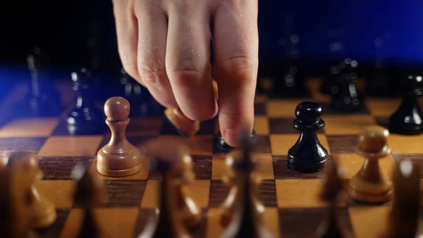 Человек Использует Пешку Доске Шахматной Игре — стоковое фото