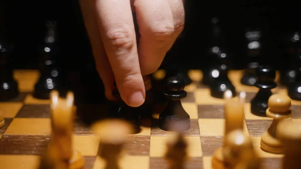 Человек Использует Пешку Доске Шахматной Игре — стоковое фото