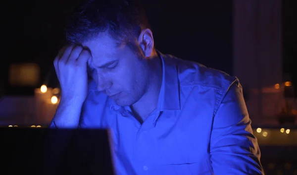 Cansado Hombre Sobrecargado Trabajo Trabajando Portátil Noche — Foto de Stock