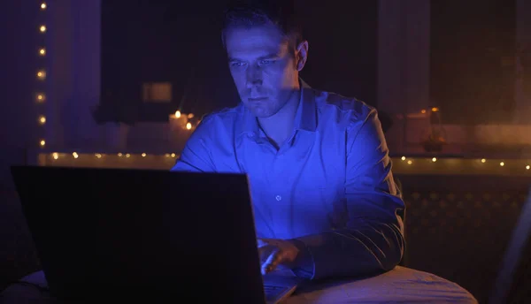 Mann Arbeitet Spät Der Nacht Laptop — Stockfoto