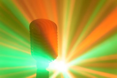 Sahne ışıkları olan klasik mikrofon. Canlı performans veya karaoke konsepti.