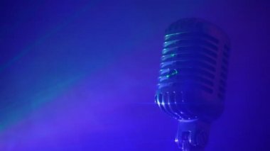Sahne ışıkları ve sisli Retro mikrofon. Canlı performans veya karaoke konsepti.