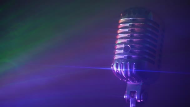 Retro Mikrofon Diszkó Világítással Köddel Élő Előadás Vagy Karaoke Koncepció — Stock videók